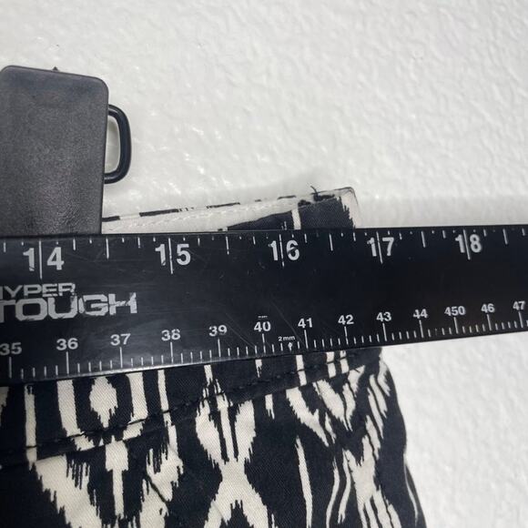 Old Navy Womens Shorts Size 10 Black & White Geometric Tribal Ikat Short Shorts - Picture 5 of 12
